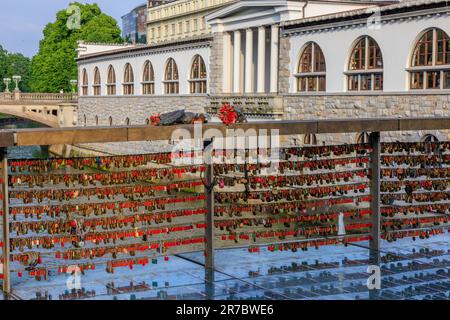 Hunderte von roten Liebesschlössern hängen an den Seiten der Metzgerbrücke in ljubljana, die zum zentralen Markt führt Stockfoto