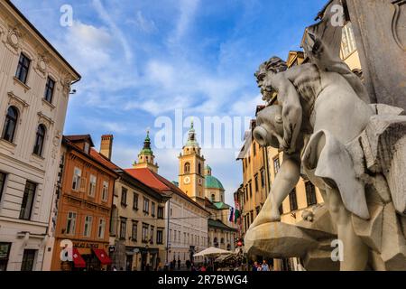 Nahaufnahme des Brunnens von drei karniolanischen Flüssen auf dem rathausplatz von mestni trg in Ijubljiana Stockfoto