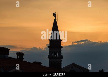 Der Glockenturm der St. george's Kirche in piran in Silhouette vor dem farbenfrohen Sonnenuntergang ist eine Nachbildung des st. Mark's campanile Stockfoto