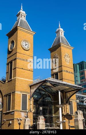 Die Außenfassade der Liverpool Street Station befindet sich in der Liverpool Street in London, Großbritannien. Stockfoto