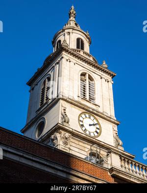 Mit Blick auf den Turm von St. Botolph-without-Bishopsgate, in der Londoner City, Großbritannien. Stockfoto