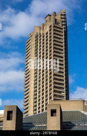 Einer der Turmblöcke des Barbican Estate in der City of London, Großbritannien. Stockfoto