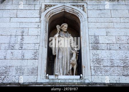 Eine Statue an der Fassade von St. Giles Cripplegate Kirche, auch bekannt als St. Giles-without-Cripplegate Kirche in der City of London, Großbritannien. Stockfoto