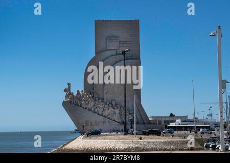 Allgemeiner Blick auf das Entdeckungsdenkmal in der Nähe der Promenade Rio Tejo. Das Monument ist ein gigantisches Bauwerk, das 1960 am Ufer des Tejo in Belém, Lissabon, Um den 500. Todestag von Heinrich dem Navigator zu begehen und auch das Andenken all derer zu ehren, die am Fortschritt des Zeitalters der Entdeckungen beteiligt waren. Autor des Werks waren der Architekt José Ângelo Cottinelli Telmo und der Bildhauer Leopoldo de Almeida, der für die Skulpturen verantwortlich war. Stockfoto