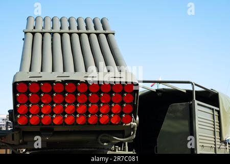 Russische Raketenartillerie mit mehreren Fässern auf einem Fahrzeug Stockfoto