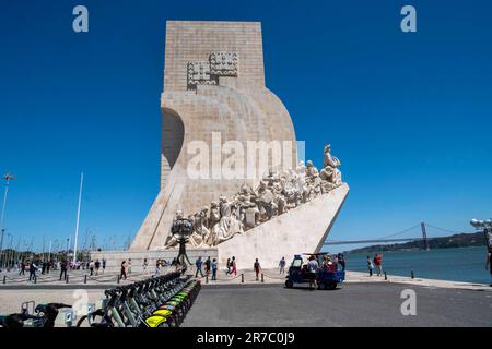 12. Mai 2023, Lissabon, Portugal: Allgemeiner Blick auf das Entdeckungsdenkmal in der Nähe der Promenade Rio Tejo. Das Monument ist ein gigantisches Bauwerk, das 1960 am Ufer des Tejo in Belém, Lissabon, Um den 500. Todestag von Heinrich dem Navigator zu begehen und auch das Andenken all derer zu ehren, die am Fortschritt des Zeitalters der Entdeckungen beteiligt waren. Autor des Werks waren der Architekt José Ã‚ngelo Cottinelli Telmo und der Bildhauer Leopoldo de Almeida, der für die Skulpturen verantwortlich war. (Kreditbild: © Jorge Castellanos/SOPA Images via Z Stockfoto