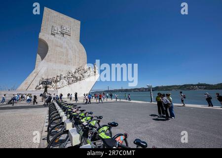 Allgemeiner Blick auf das Entdeckungsdenkmal in der Nähe der Promenade Rio Tejo. Das Monument ist ein gigantisches Bauwerk, das 1960 am Ufer des Tejo in Belém, Lissabon, Um den 500. Todestag von Heinrich dem Navigator zu begehen und auch das Andenken all derer zu ehren, die am Fortschritt des Zeitalters der Entdeckungen beteiligt waren. Autor des Werks waren der Architekt José Ângelo Cottinelli Telmo und der Bildhauer Leopoldo de Almeida, der für die Skulpturen verantwortlich war. (Foto: Jorge Castellanos/SOPA Images/Sipa USA) Stockfoto