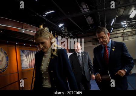 US-Repräsentant Laurel Lee (Republikaner von Florida), links, US-Repräsentant Clay Higgins (Republikaner von Louisiana), Mitte, Und House Homeland Security Chair United States Representative Mark Green, MD (Republikaner von Tennessee), Right, verlassen Sie eine Pressekonferenz, um eine Untersuchung des US-Innenministeriums Alejandro Mayorkas im US Capitol in Washington, DC, anzukündigen, Mittwoch, 14. Juni 2023. Kredit: Rod Lamkey/CNP Stockfoto