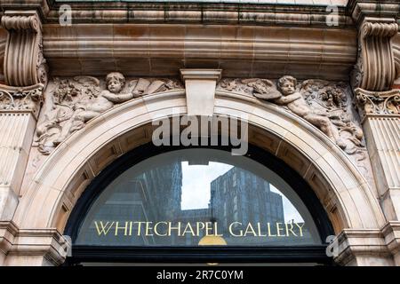 London, Großbritannien - März 2. 2023: Kunstvolle Skulptur über dem Eingangsschild der Whitechapel Gallery in London, Großbritannien. Stockfoto