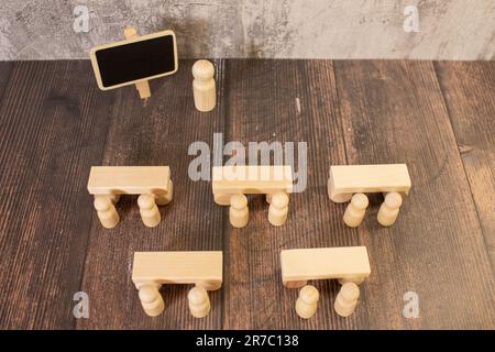 Grundschule Klassenzimmer: Kinder, die an ihrem Schulschreibtisch sitzen und an Aufgaben in Übungsheften arbeiten.Draufsicht Aufnahme. Stockfoto