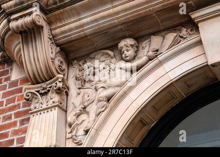 London, Großbritannien - März 2. 2023: Kunstvoll verzierte Steinskulptur über dem Eingangsschild zur Whitechapel Gallery in London, Großbritannien. Stockfoto