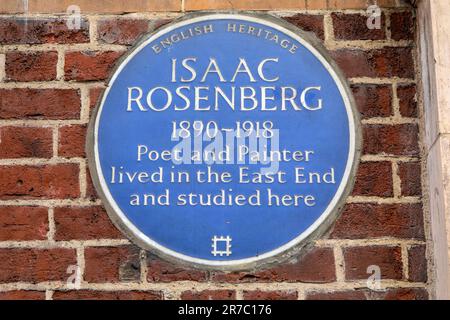 London, Vereinigtes Königreich - März 2. 2023: Blaue Tafel, die dem berühmten Dichter und Maler Isaac Rosenberg gewidmet ist, auf der Außenseite der Whitechapel Gallery in London, Stockfoto
