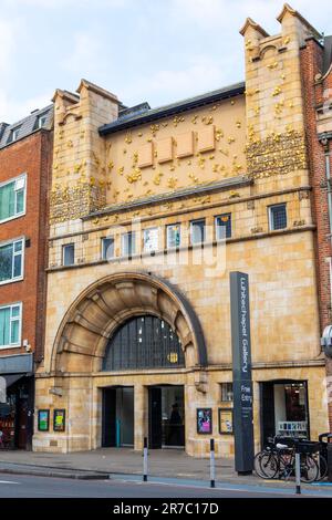 London, Großbritannien - März 2. 2023: A view of the Whitechapel Gallery, in der Whitechapel High Street in London, Großbritannien. Stockfoto