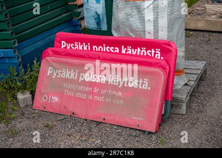 Pysäkki poissa käytösti. Dieser Stopp wird nicht verwendet. Rote Straßenbahn- oder Bushaltestellen im Kyläsaari-Viertel von Helsinki, Finnland. Stockfoto