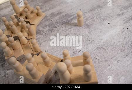 Professor auf dem Podium spricht mit Studenten im Auditorium. Stockfoto