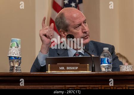 Washington, Usa. 14. Juni 2023. US-Rep. Dan Bishop R-NC hört während einer Anhörung an der Grenze über die Arbeitsleistung des Heimatschutzministers Alejandro Mayorkas vor dem House Committee on Homeland Security auf Capitol Hill in Washington, DC, am Mittwoch, den 14. Juni 2023. Foto: Ken Cedeno/UPI Credit: UPI/Alamy Live News Stockfoto