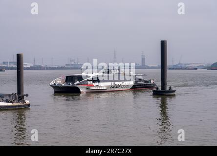 Woolwich, London - 14. Mai 2023: ÜberBoat by Thames Clipper legt am Pier in Royal Arsenal an Stockfoto