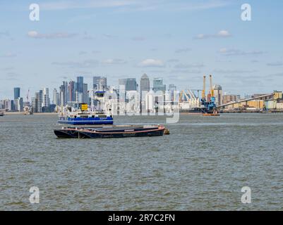 Woolwich, London - 15. Mai 2023: Autofähre nähert sich Woolwich Fährterminal auf der Themse Stockfoto