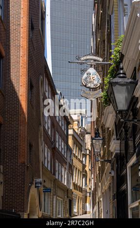 London, Großbritannien - 14. Mai 2023: Enge Straße der Lovat Lane in London mit Skyline dominiert von Wolkenkratzern Stockfoto