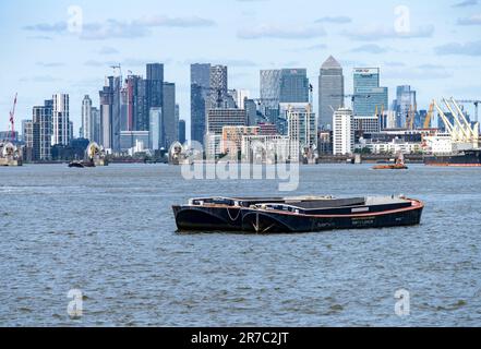 Woolwich, London - 15. Mai 2023: Skyline des Stadtviertels von London und Thames Barrier von Woolwich Stockfoto