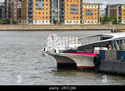 Woolwich, London - 15. Mai 2023: ÜberBoat by Thames Clipper legt am Woolwich Ferry Terminal auf der Themse an Stockfoto
