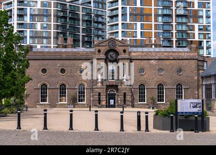 Woolwich, London - 15. Mai 2023: Blick auf das Gebäude der Royal Military Academy in der Royal Arsenal Riverside Entwicklung Stockfoto