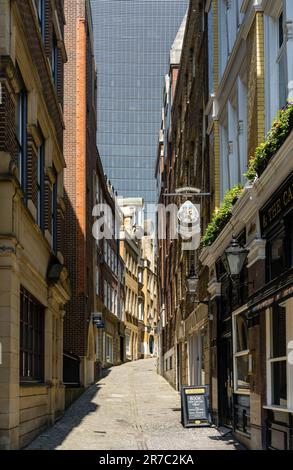 London, Großbritannien - 14. Mai 2023: Enge Straße der Lovat Lane in London mit Skyline dominiert von Wolkenkratzern Stockfoto