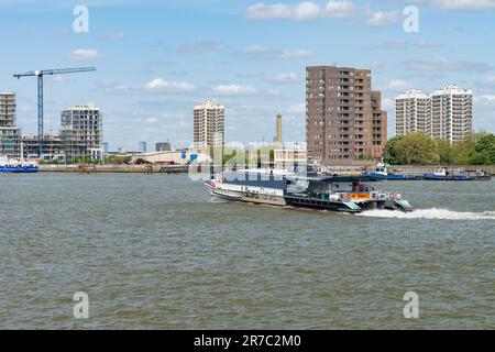 Woolwich, London - 15. Mai 2023: UberBoat by Thames Clipper, das in Richtung Woolwich Ferry Terminal auf der Themse fährt Stockfoto