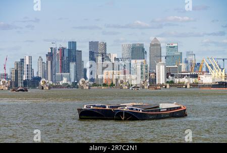 Woolwich, London - 15. Mai 2023: Skyline des Stadtviertels von London und Thames Barrier von Woolwich Stockfoto