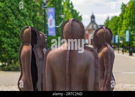 Woolwich, London - 15. Mai 2023: Details zum Bau von Metallmännern in der öffentlichen Kunst der Versammlung in Royal Arsenal Stockfoto
