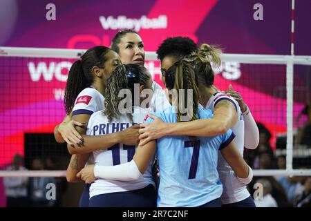 ANTALYA, TURKIYE - 18. DEZEMBER 2022: Gerdau Minas-Spieler feiern Punktestand während Eczacibasi Dynavit FIVB Volleyball Womens Club World Champio Stockfoto