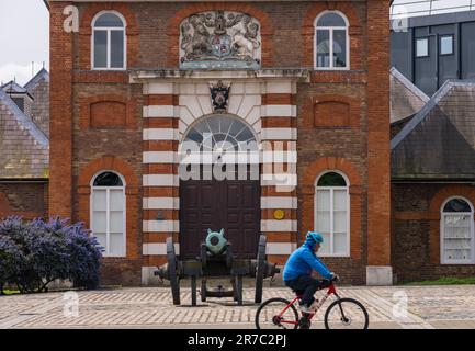 Woolwich, London - 15. Mai 2023: Antike Kanone vor der Royal Messinggießerei in der Royal Arsenal Riverside Entwicklung Stockfoto