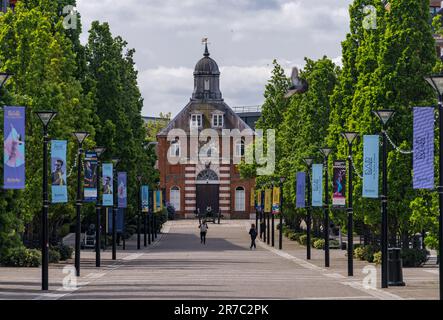 Woolwich, London - 15. Mai 2023: Antike Kanone vor der Royal Messinggießerei in der Royal Arsenal Riverside Entwicklung Stockfoto