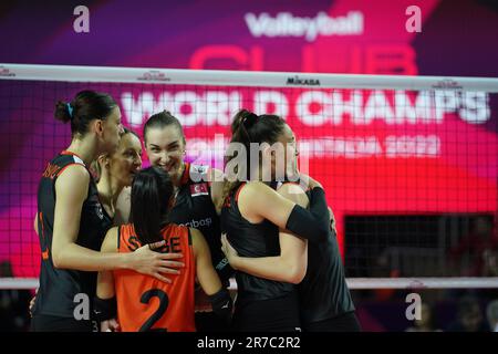 ANTALYA, TURKIYE - 18. DEZEMBER 2022: Eczacibasi Dynavit-Spieler feiern Punktestand während Gerdau Minas FIVB Volleyball Womens Club World Champio Stockfoto