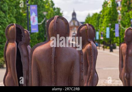 Woolwich, London - 15. Mai 2023: Details zum Bau von Metallmännern in der öffentlichen Kunst der Versammlung in Royal Arsenal Stockfoto