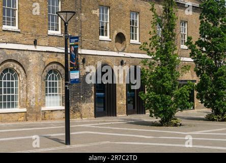 Woolwich, London - 15. Mai 2023: Eintritt zum Kulturzentrum Woolwich Works im Royal Arsenal Riverside Development Stockfoto