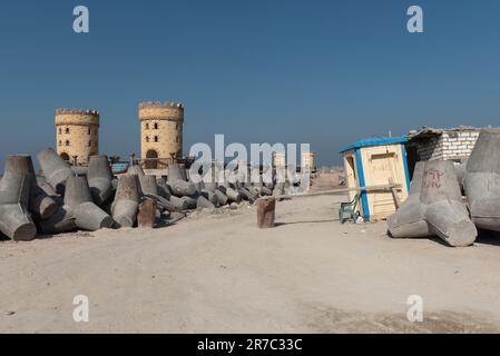 Alexandria, Ägypten. Dezember 1. 2022 Bau von Meeresschutzmauern und -Barrieren zur Verhinderung von Überschwemmungen und Erosion entlang des Mediterr Stockfoto