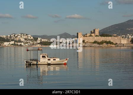 Bodrum, Türkei. April 22. 2022 wunderschöne Landschaft mit Blick auf Bodrum Castle und Hafen, Mugla, entlang der türkisfarbenen Küste des Südwestens der Türkei, A Stockfoto