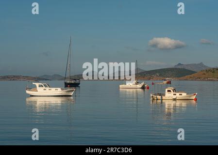 Bodrum, Türkei. April 22. 2022 herrliche ruhige Aussicht am Morgen auf Boote, die im Hafen von Bodrum, Mugla, an der türkisfarbenen Küste von Südwest-Turke festgemacht sind Stockfoto