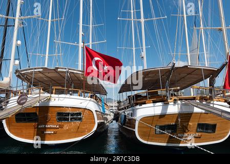 Bodrum, Türkei. Im April 22. 2022 liegen Yachten im historischen Hafen von Bodrum, Mugla, an der türkisfarbenen Küste des Südwestens der Türkei, einer beliebten Landschaft Stockfoto