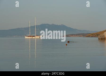 Bodrum, Türkei. April 22. 2022 atemberaubende ruhige Meereslandschaft mit einer Luxusyacht am Golf von Gokova in Bodrum, Mugla an der Südwestküste von TU Stockfoto