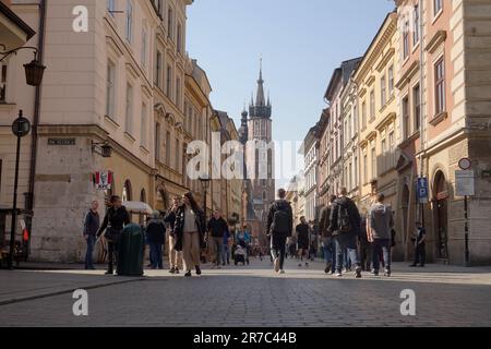 Hornturm am Ende von Florianska, Kopfsteinpflasterstraße in der Altstadt, Krakau, Polen Stockfoto