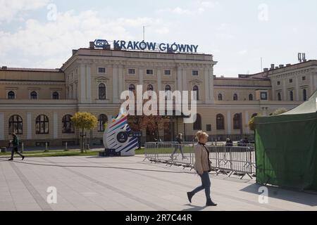 Bahnhof Krakau Glowny mit einem Schild, auf dem ein Countdown für die Europaspiele 2023 zu sehen ist, Krakau, Polen Stockfoto