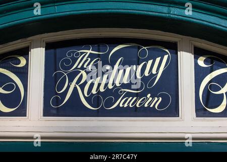 London, Großbritannien - März 2. 2023: Schild über dem Eingang zum Railway Tavern Public House in der Liverpool Street in London, Großbritannien. Stockfoto