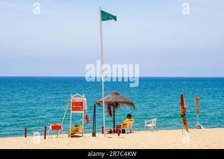 Rettungsschwimmer am Strand, Praia de Quarteira, Quarteira, Algarve, Portugal Stockfoto