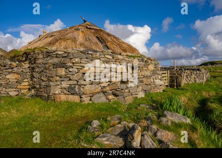 Das wiederaufgebaute Blackhouse Museum im Gearrannan Blackhouse Village Stockfoto