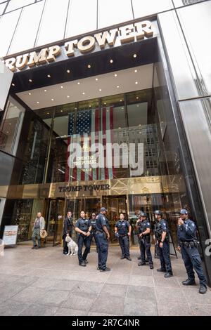 New York, USA, 14/06/2023, streng überwachter Eingang zum Trump Tower, New York, USA, am Tag, nachdem der ehemalige Präsident sich im Fall "Dokumente" für nicht schuldig erklärt. Picture Garyroberts/worldwidefeatures.com Stockfoto