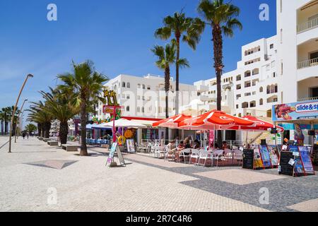 Apartments, Cafés und Restaurants auf der Avenue Infante de Sagres, Quarteira, Algarve, Portugal Stockfoto