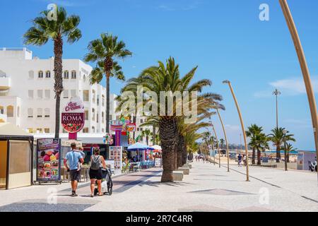 Apartments, Cafés und Restaurants auf der Avenue Infante de Sagres, Quarteira, Algarve, Portugal Stockfoto