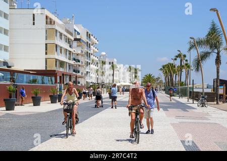 Apartments, Cafés und Restaurants auf der Avenue Infante de Sagres, Quarteira, Algarve, Portugal Stockfoto